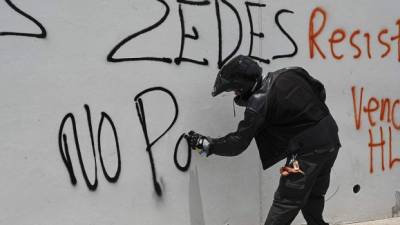 Las protestas públicas han ido creciendo y las comunidades afectadas se han pronunciado en manifestaciones públicas. (Photo by Orlando SIERRA / AFP)