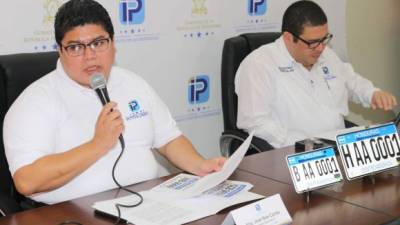 José Noé Cortés y Marco Tulio Padilla, directivos del IP, informaron ayer sobre el cambio de placas para 1.8 millones de vehículos.
