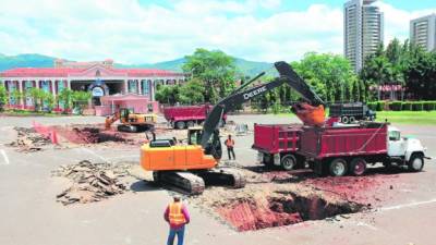 Las excavadoras iniciaron desde ayer las labores sobre la denominada plaza La Democracia.