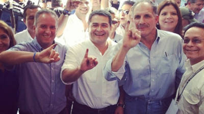 'Tito' Asfura fue acompañado por Juan Orlando Hernández y Ricardo Álvarez cuando votaba.