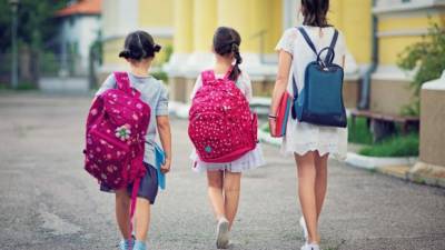 Otro factor contribuyente al dolor de espalda de los niños son las mochilas que usan para llevar sus cosas.