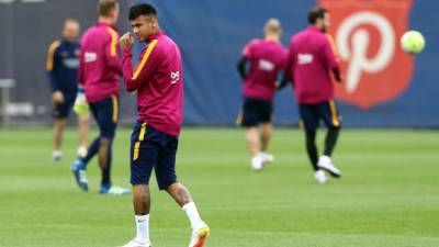 El delantero brasileño del FC Barcelona, Neymar Jr., durante la sesión de entrenamiento que la plantilla blaugrana ha realizado en la ciudad deportiva Joan Gamper.