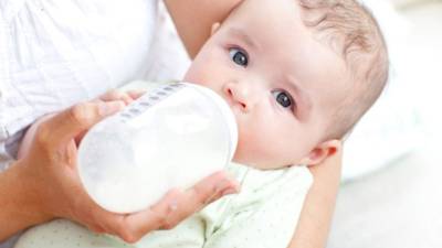 Los médicos sugieren que la leche de fórmula se de en menor cantidad, ya que la mejor leche es la materna.