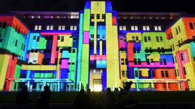 Los edificios de Sídney iluminados con un increíble espectáculo de figuras de color.