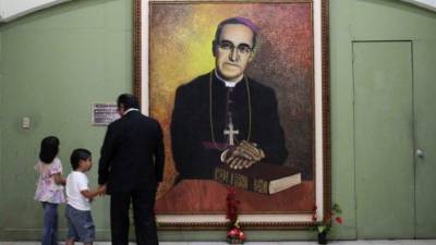 Retrato de Monseñor Oscar Arnulfo Romero en la catedral de San Salvador, el 26 de octubre de 2014. AFP