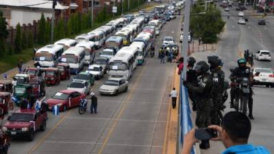 Los transportistas hondureños iniciaron su protesta este sábado desde la sede de la Universidad Nacional Autónoma de Honduras (Unah) para exigir la reducción del costo de los carburantes y hacer reformas a la Ley del Transporte Terrestre.