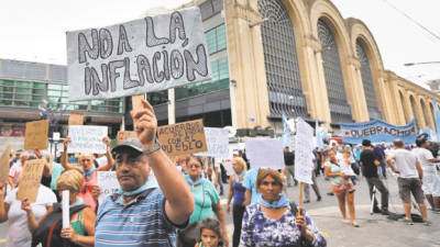 El gobierno argentino ha tratado de mantener la inflación bajo control, pero los precios se han disparado.