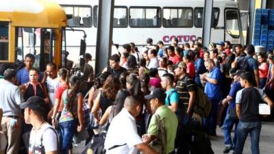 Decenas de personas hacen fila para subir a los buses que se dirigen a zonas del litoral atlántico. Fotos: Franklin Muñoz