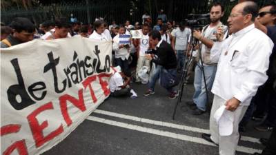 El padre Alejandro Solalinde encabeza la caravana de al menos mil 300 centroamericanos que se han ido sumando desde el 15 de abril en el llamado viacrucis de migrantes.