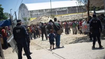 Decenas de migrantes atacaron ayer con piedras y botellas policías y personal del Instituto Nacional de Migración de México en un albergue de Chiapas, donde miles de centroamericanos permanecen varados a la espera de que se les entregue una visa humanitaria.