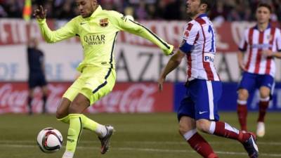 Gabi marcando al brasileño Neymar en el Atlético-Barcelona.