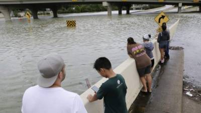 Las tormentas que ha dejado el huracán Harvey en Houston han inundado calles y algunas de las zonas más pobladas de la ciudad.