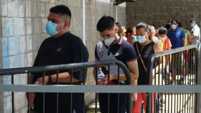 Las personas mayores de 18 años están acudiendo masivamente a los centros de vacunación en San Pedro Sula a inocularse contra el covid-19. FOTOS: Amílcar Izaguirre.