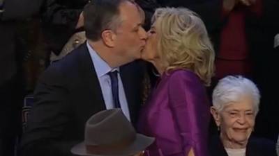 El beso entre Jill Biden y Douglas Emhoff durante el discurso del Estado de la Unión se viraliza en redes sociales.