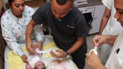 Los pacientes son inmovilizados por varias semanas para que el hueso se vuelva a pegar. En los niños se puede regenerar.