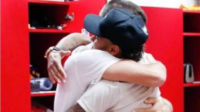 Gerard Piqué colgó esta imagen en la que aparece dándole un abrazo a Neymar.