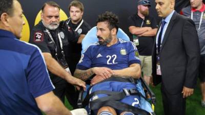 Lavezzi mientras recibía atención médica. Foto EFE/ RICHARD CARSON.