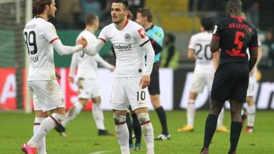 El centrocampista serbio de Frankfurt Filip Kostic celebra con el delantero portugués de Frankfurt Goncalo Paciencia (L) después de la Copa de Alemania (DFB Pokal) partido de fútbol de octavos de final Eintracht Frankfurt v RB Leipzig en Frankfurt am Main, Westen Alemania el 4 de febrero de 2020.