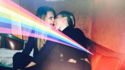 Cara Delevingne y Miley Cyrus protagonizaron una peculiar y escandalosa fotografía que la cantante presumió en su Twitter.