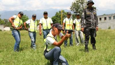 Una de las posiciones para disparar que los instructores del Comando de Operaciones Especiales les enseñan a los nuevos policías municipales es de rodilla.