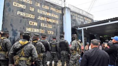 Las autoridades de seguridad llegaron ayer al centro penal de Tela después de la masacre. Foto Efe