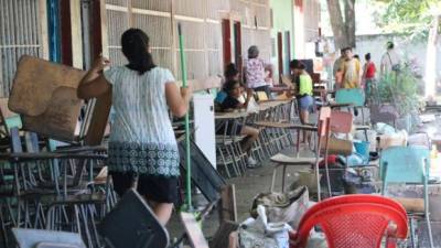 Padres de familia de la colonia Jerusalén de La Lima asean la escuela.