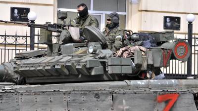 Militares de la empresa militar privada (PMC) Wagner Group bloquean una calle en el centro de Rostov-on-Don, al sur de Rusia, el 24 de junio de 2023.