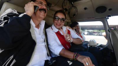 El expresidente Manuel Zelaya junto a Xiomara Castro.