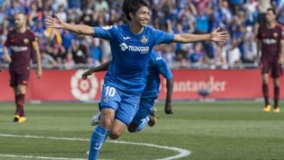 GRA292. GETAFE, 16/09/2017.- El centrocampista japonés del Getafe Gaku Shibasaki celebra su gol marcado ante el Barcelona durante el partido correspondiente a la cuarta jornada de LaLiga Santander disputado hoy en el Coliseum Alfonso Pérez. EFE/Rodrigo Jimenez