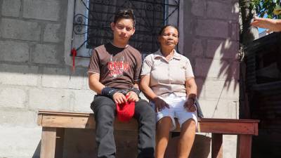Doña Ana Lía Flores hace un llamado para que internen a su hijo y le den tratamiento.