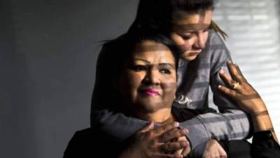 Eskarleth abraza a su tía Elizabeth Hernández, sin poder ocultar la tristeza en su rostro. Foto tomada de Nuevo Herald.