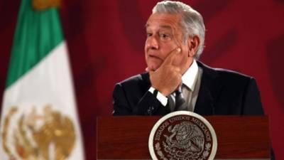 El presidente de México, Andrés Manuel López Obrador, habla durante su rueda de prensa matutina, este viernes en el Palacio Nacional, en Ciudad de México (México). EFE/ Mario Guzmán