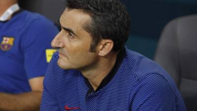 Barcelona's Spanish coach Ernesto Valverde looks on during the Spanish league football match FC Barcelona against Sevilla FC at the Camp Nou stadium in Barcelona on October 20, 2018. (Photo by LLUIS GENE / AFP)