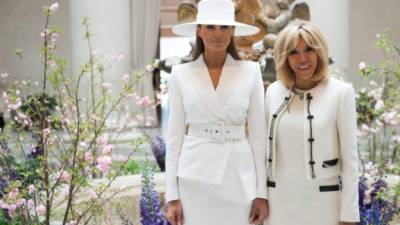 US First Lady Melania Trump and Brigitte Macron, wife of the French President Emmanuel Macron, tour the National Gallery of Art in Washington, DC, April 24, 2018. / AFP PHOTO / SAUL LOEB