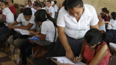 Estudiantes de último año alfabetizando.