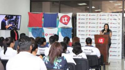 Estudiantes del Instituto José Trinidad Reyes hacen fila para ingresar al colegio.