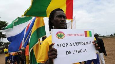 En Guinea, jugadores de fútbol claman por atención mundial para detener el ébola.