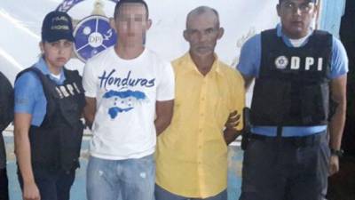 El detenido es José Ulloa de 70 años. En la foto viste camisa amarilla.