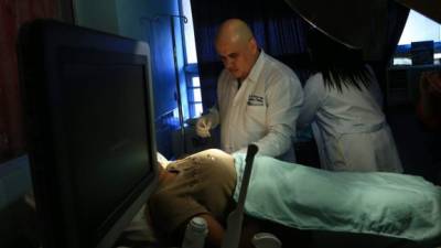 El médico le aplica el Implanon a una joven. Luego recomienda una revisión a los 15 días. Foto: Amílcar Izaguirre.
