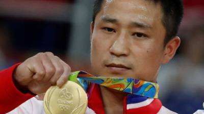 El atleta norcoreano no mostró ningún gesto de alegría tras ganar la medalla de oro en la competencia de salto. AFP.