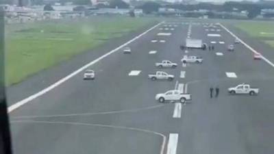 La alcaldesa ordenó desplegar vehículos en la pista del aeropuerto de Guayaquil para impedir el aterrizaje de un vuelo procedente de Madrid./Twitter.