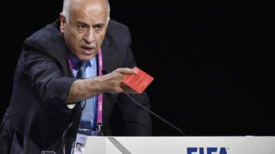 El presidente del fútbol palestino, Jibril Rajoub, muestra una tarjeta roja durante su intervención en el 65º Congreso de la FIFA en 2015.