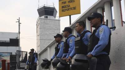 Un contingente de policías amanecieron rodeando el aeropuerto Toncontín.