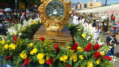 Adornada con flores, la Virgen de Suyapa lució el esplendor de su majestad.