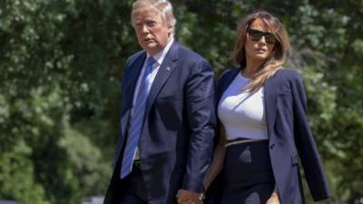 La primera dama estadounidense, Melania Trump, reapareció este miércoles junto al presidente Donald Trump, mostrando su respaldo a su esposo tras la tormenta política desatada en EEUU por la cumbre entre el magnate y el mandatario ruso, Vladimir Putin.