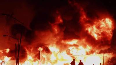 Vista hoy martes de un incendio en la Central de Abastos de la Ciudad de México (México). EFE/José Pazos