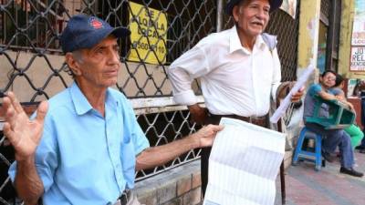 Marco Larios y José Arita tienen décadas vendiendo lotería mayor y menor en la tercera avenida de la ciudad y aseguran que venden porque la gente quiere ayudarlos.