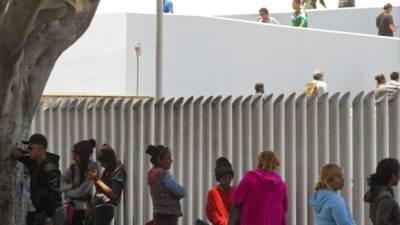 Algunas de esas familias esperan a las afueras del puerto de entrada Deconcini, mientras otras se alojan en albergues para inmigrantes. EFE/Archivo