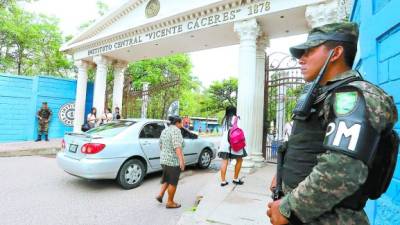 El instituto es custodiado por militares.