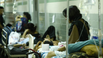 Los pacientes con dengue son asistidos en emergencia de medicina, algunos hasta en el pasillo.